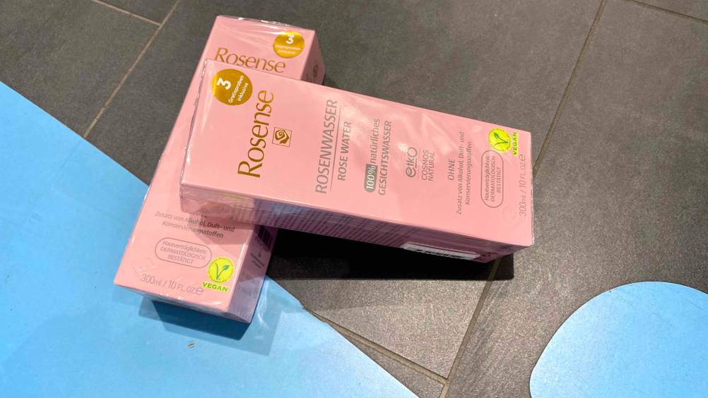 Rosenwasser im Test: zwei original verpackte Rosenwasser übereinander.