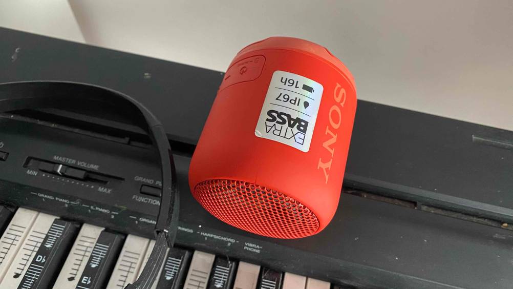 Im Test: Auf einem Keyboard liegt ein Lautsprecher.