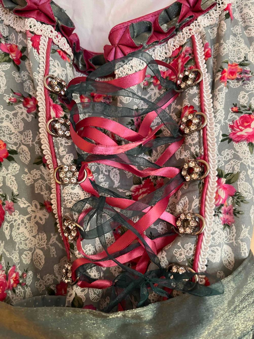 Die Schnürung eines getesteten Dirndls in Nahaufnahme.