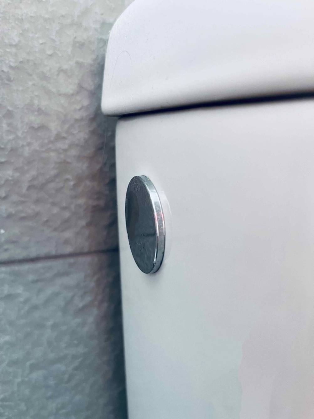 Spülkasten getestet: Seitenansicht eines weißen Spülkastens.