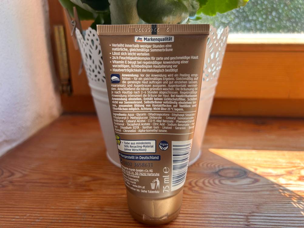 Im Test: Rückseite der Tube eines Gesichtsbräuners.
