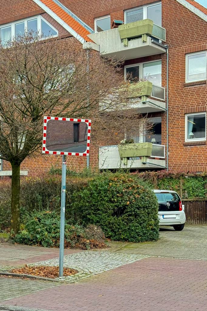 Test: Ein rechteckiger Verkehrsspiegel wird aus einigen Metern Entfernung belichtet.