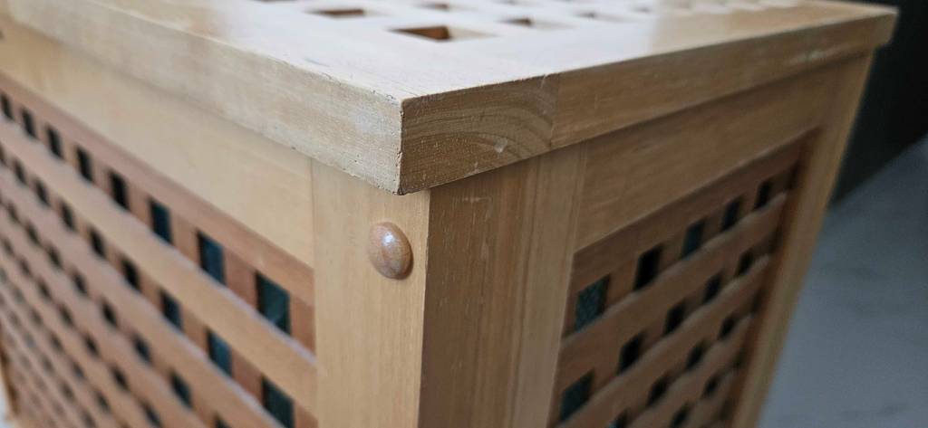 Im Test: Detailaufnahme Ecke des Deckels einer Wäschetruhe.