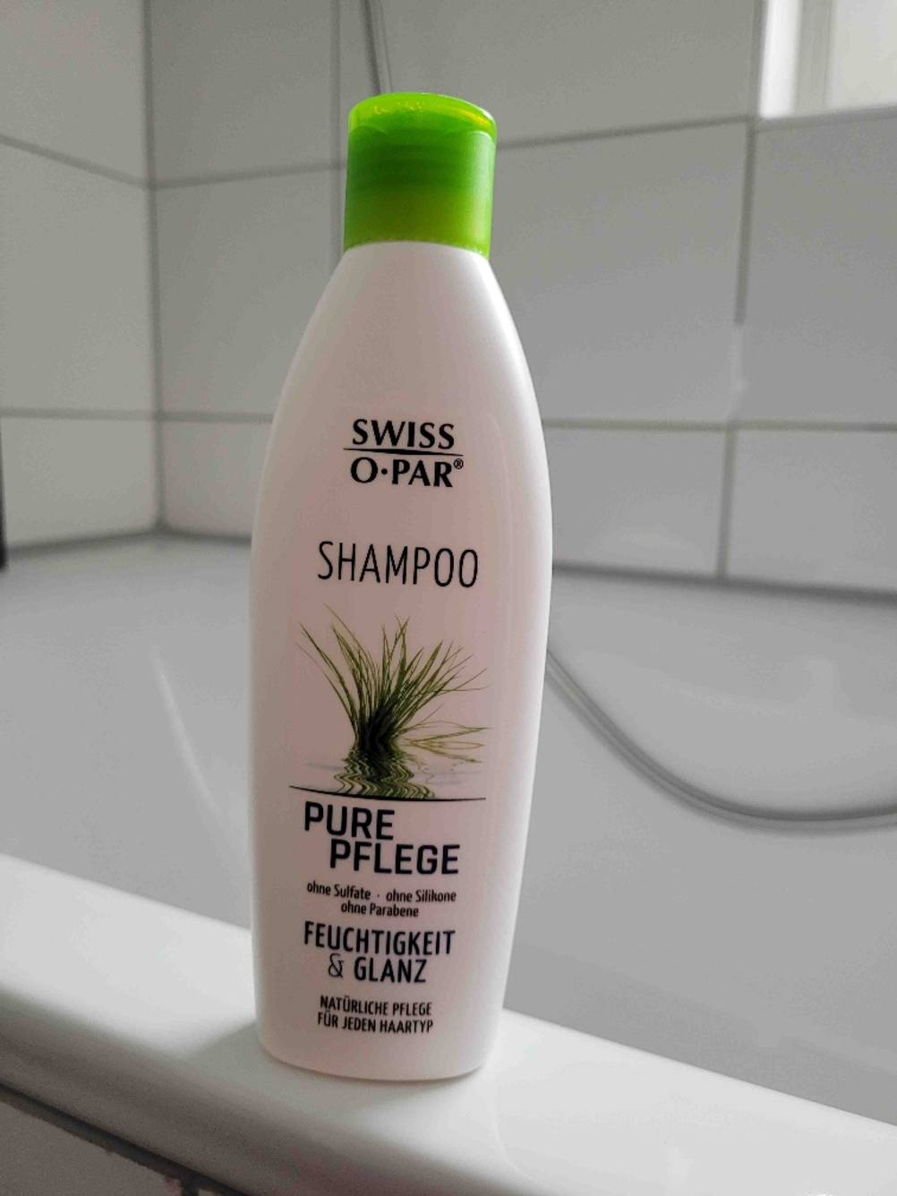 Shampoo auf badewannenrand.