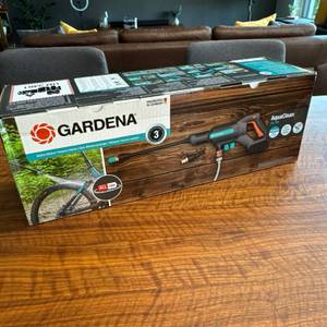 Karton des Gardena AquaClean 24/18V P4A.