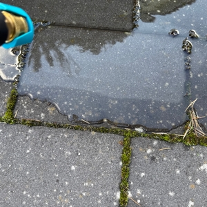 Bodenreinigung mit dem Gardena AquaClean 24/18V P4A.