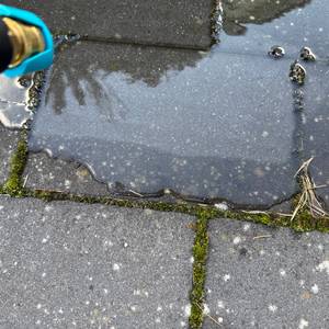 Bodenreinigung mit dem Gardena AquaClean 24/18V P4A.