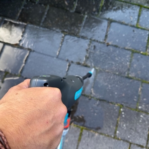 Hand greift den Gardena AquaClean 24/18V P4A.