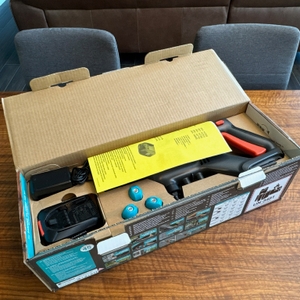 Geöffneter Karton des Gardena AquaClean 24/18V P4A.