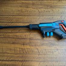 Gardena AquaClean 24/18V P4A liegt auf dem Tisch.