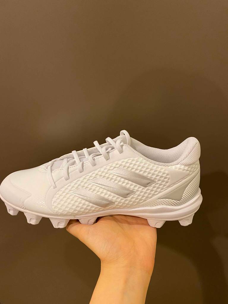 Fußballschuh in der Hand.