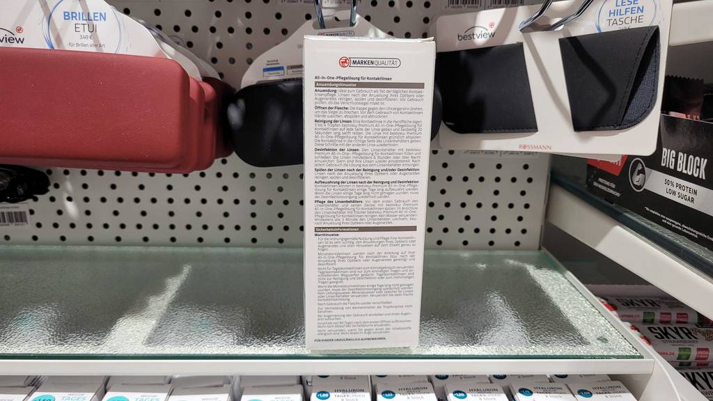 Das getestete Kontaktlinsen-Pflegemittel mit der Verpackungsrückseite ersichtlich.