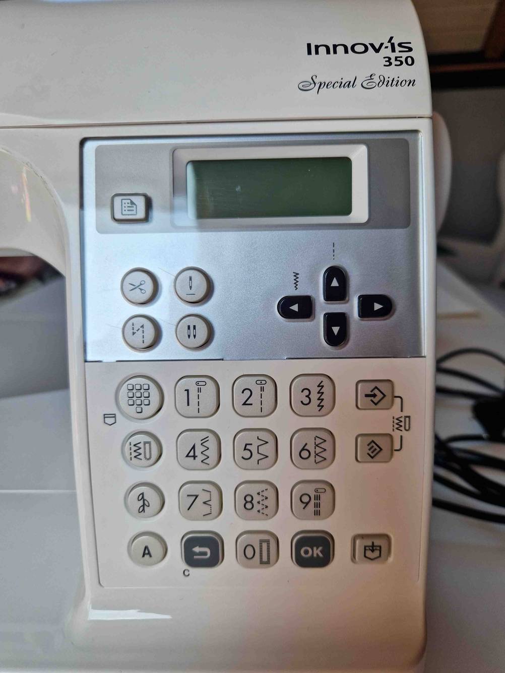 Nahaufnahme Bedienelenemente einer getesteten Brother-Nähmaschine.