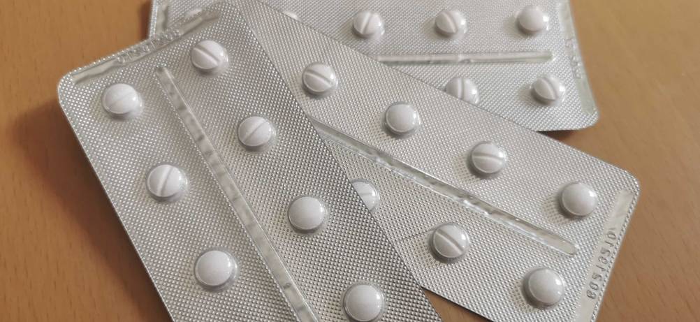 Mehrere Medikamentenblister der getesteten Allergietabletten leicht übereinander.