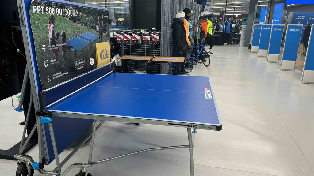 Tischtennisplatte-Outdoor im Test: eine Tischtennis von der Seite ersichtlich, die in einem Geschäft ausgestellt ist.