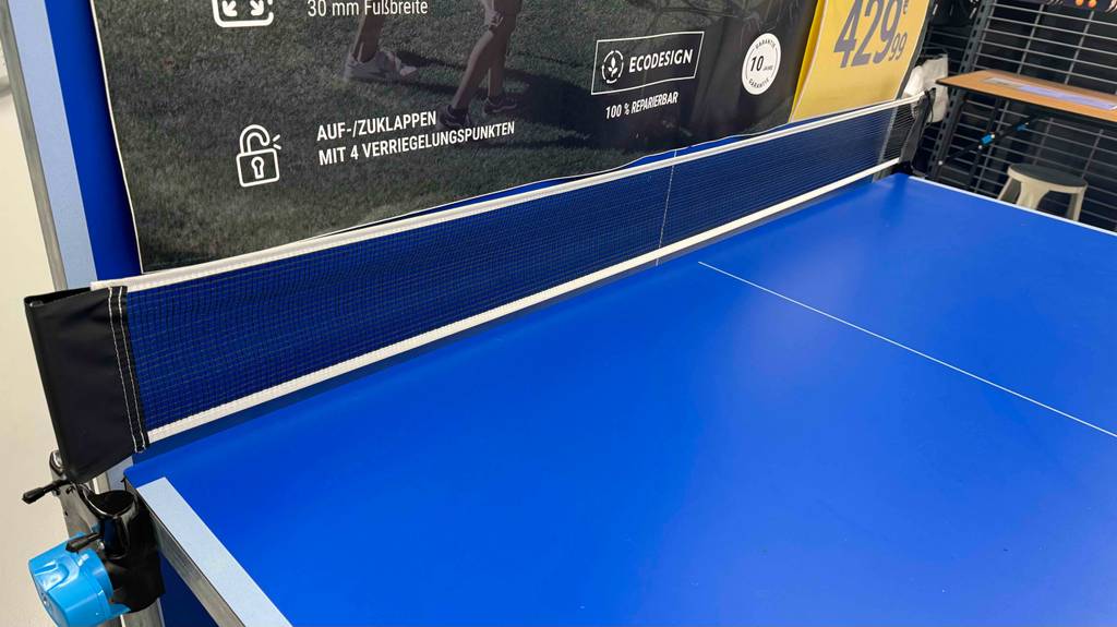 Nahaufnahme des Netztes der getesteten Tischtennisplatte-Outdoor.