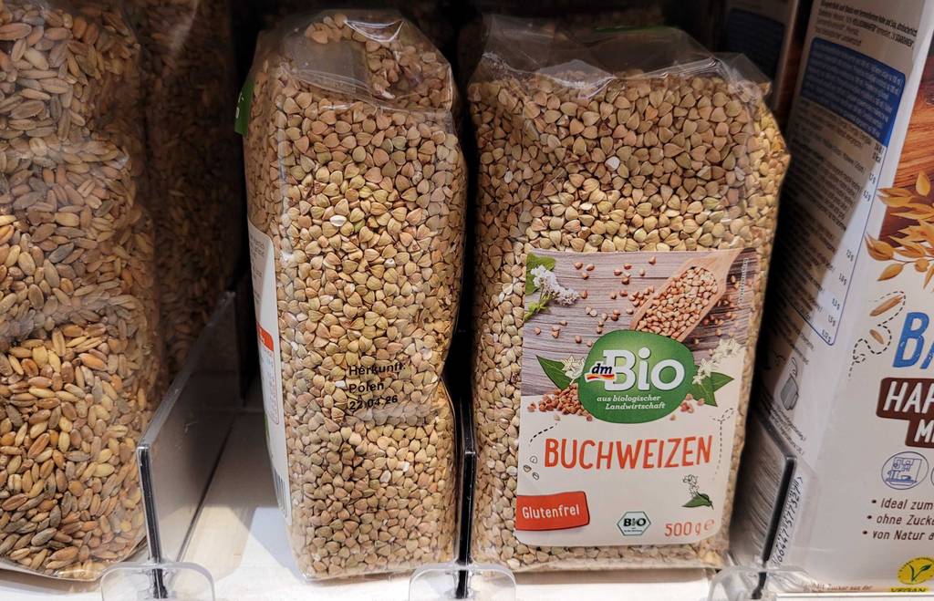 Getestet: mehrere Packungen Buchweizen stehen in einem Regal neben anderen Produkten.