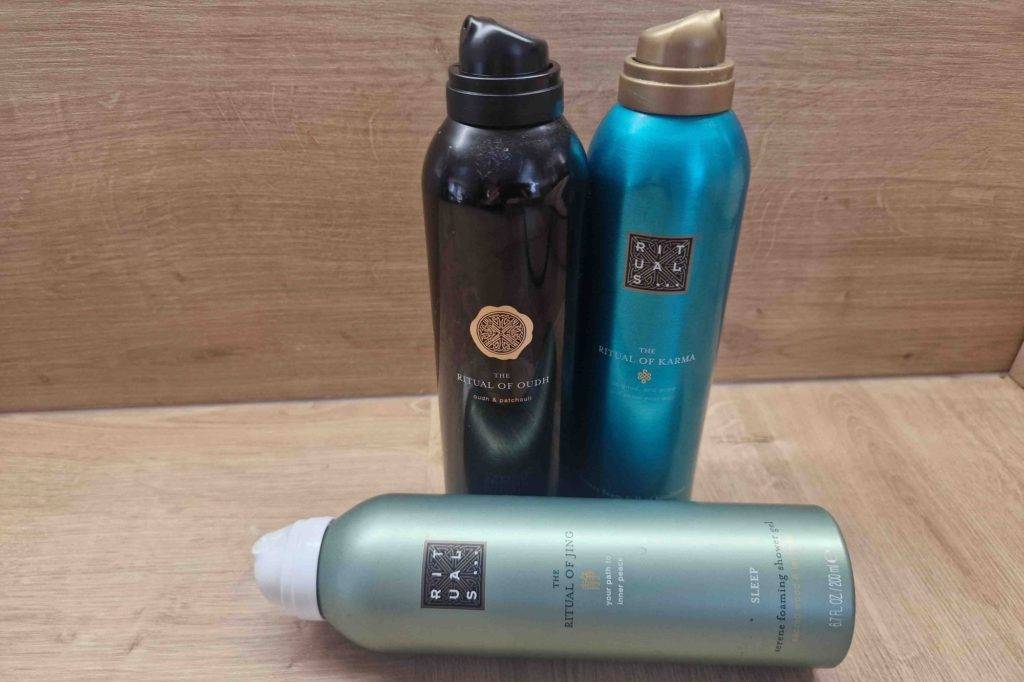 Duschschaum getestet: drei verschiedene Duschschäume von Rituals. Zwei stehend, einer liegend.