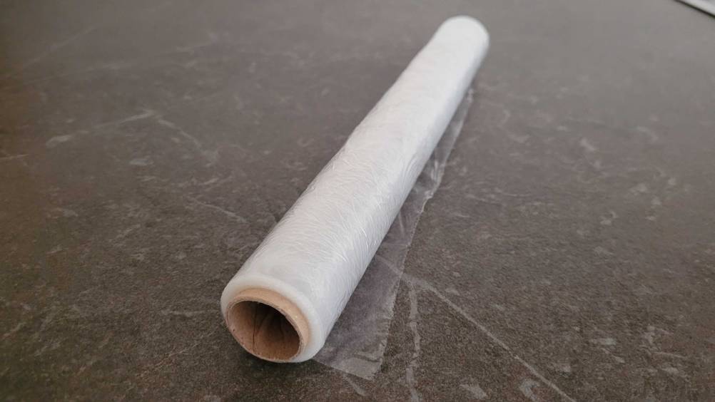 Frischhaltefolie getestet: Eine Rolle ohne Verpackung auf einer dunklen Arbeitsplatte.