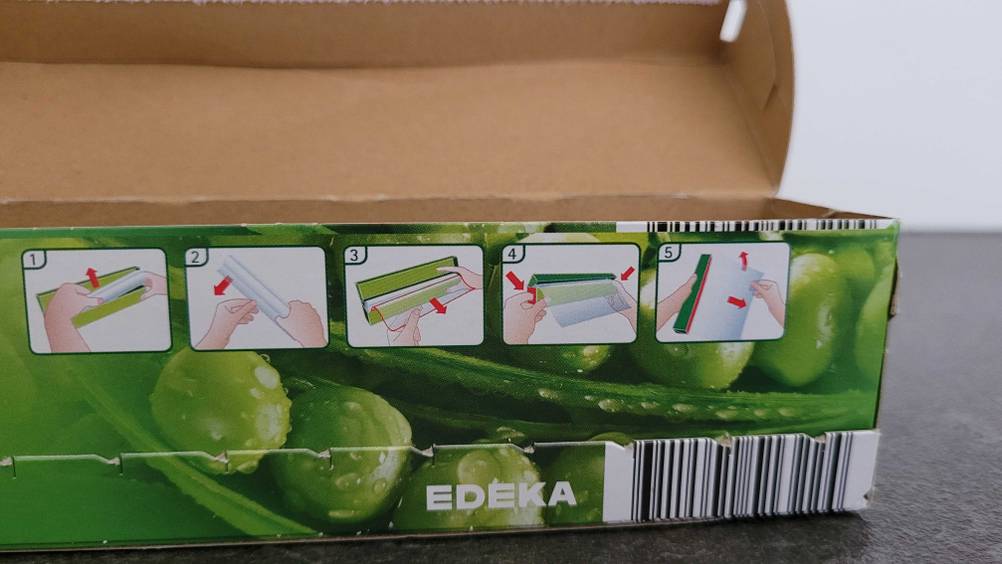 Nahaufnahme der Infografiken zum Gebrauch auf einer Packung der getesteten Frischhaltefolie.