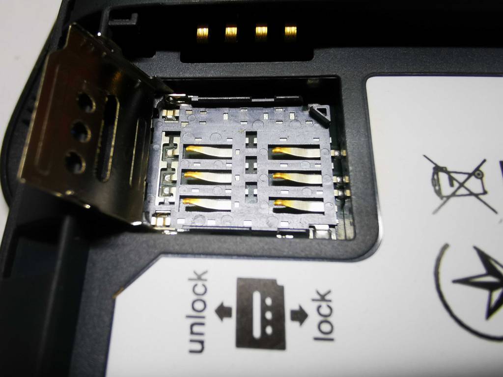 Im Test: Der Huawei-Router, mit Fokus auf die Telefonkarten-Halterung, aus der Nähe betrachtet.