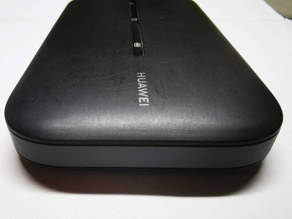 Der schwarze Huawei-Router im Test steht auf einer weißen Oberfläche.