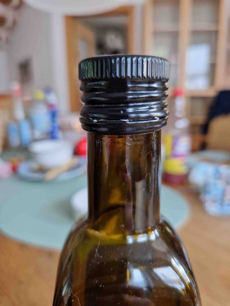 Im Test: Detailaufnahme Flaschenhals und Deckel einer Flasche Schwarzkümmelöl.