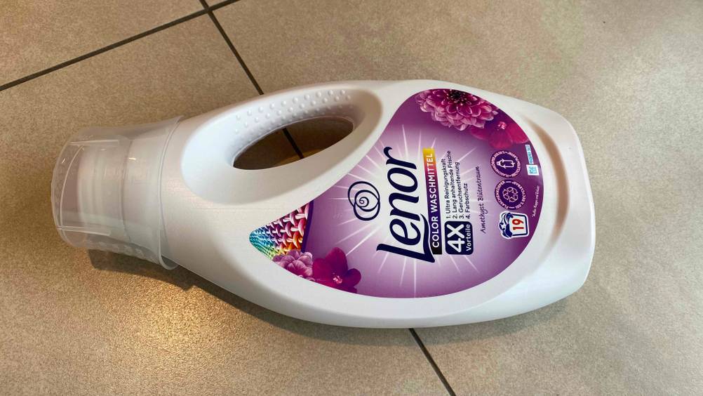 Flüssigwaschmittel im Test: Eine Flasche Waschmittel liegt horizontal auf einer Fließenoberfläche