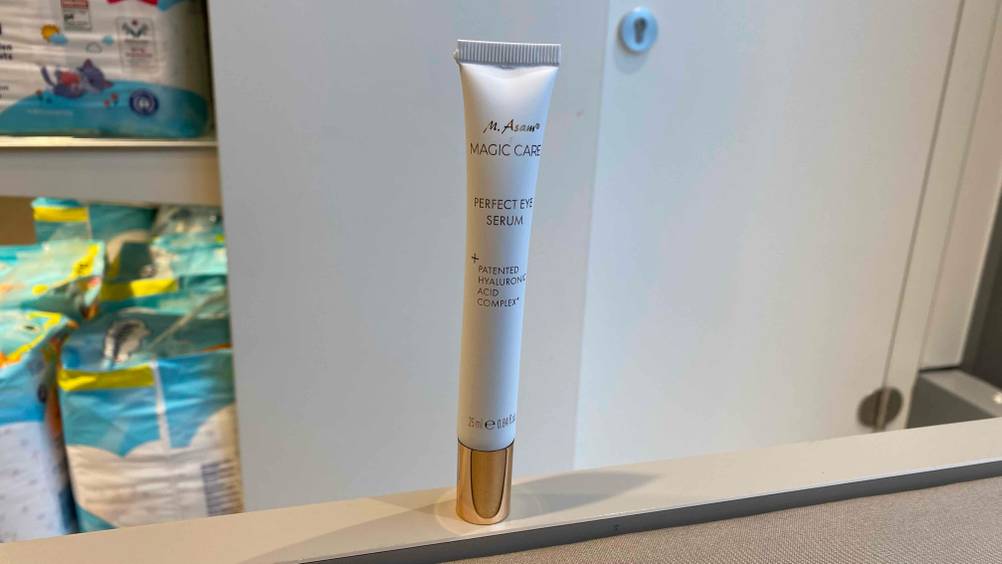 Augenserum getestet: Eine Tube steht auf einem Vorsprung auf der Kappe.
