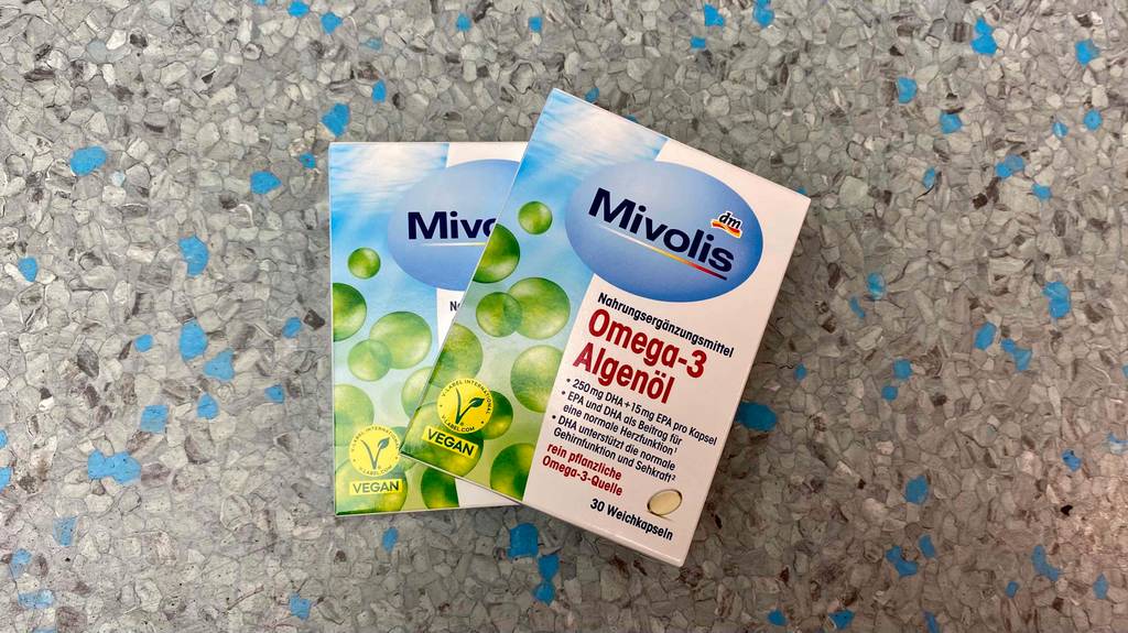 Algenöl im Test: Zwei Verpackungen von Algenöl der Marke Mivolis