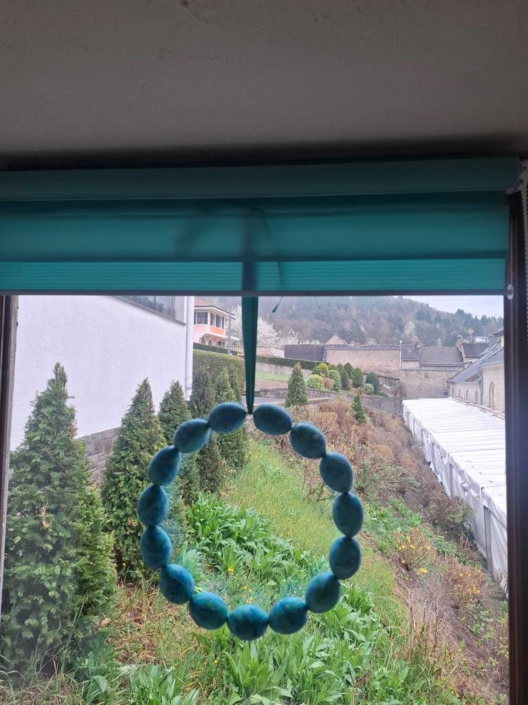 Das Verdunkelungsrollo im Test hängt inklusive Dekoration an einem Fenster.