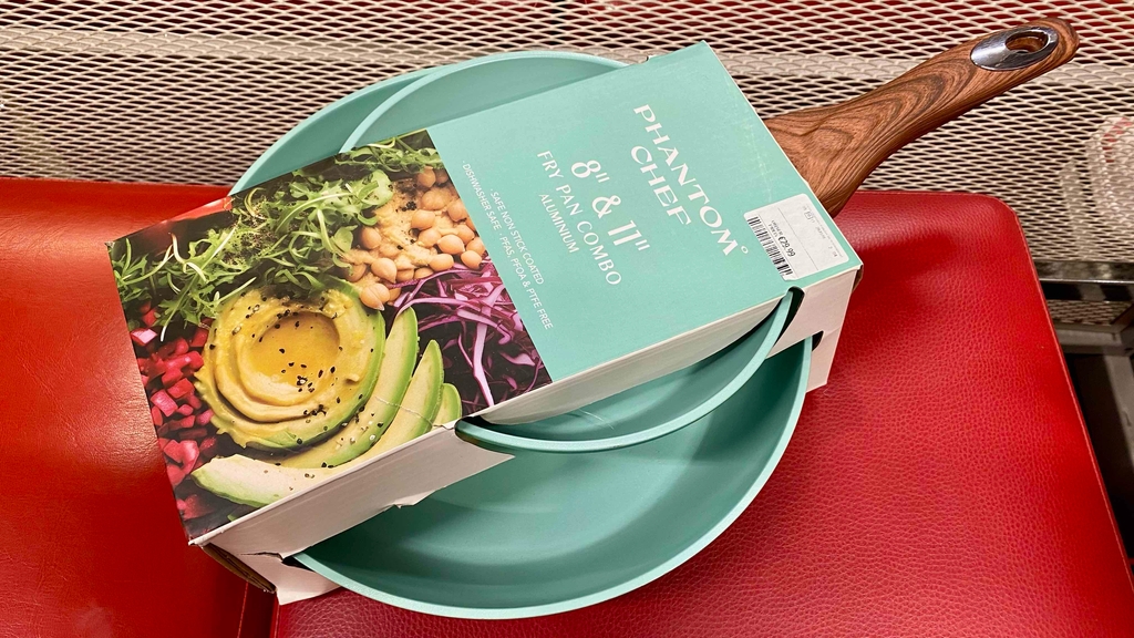 Pfannenset getestet: ein Pfannenset in der Verpackung mit Preisschild darauf.