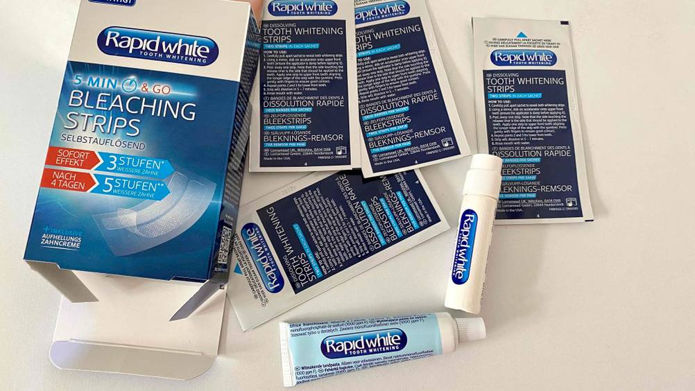 Bleaching-Strips getestet: Ein komplettes Set auf einer hellen Oberläche.