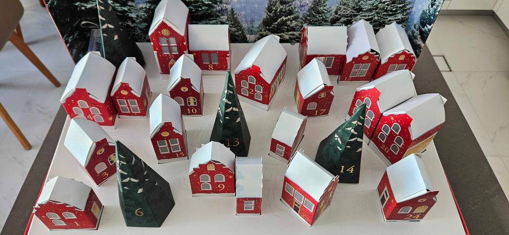 Adventskalender-Beauty-Test: ein Adventskalender von Rituals mit Häuschen und Bäumen als Kästchen.