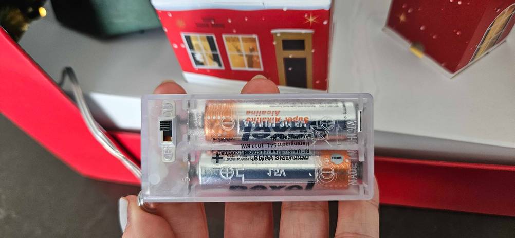 Adventskalender-Beauty im Test: Batteriefach eines beleuchteten Adventskalenders.