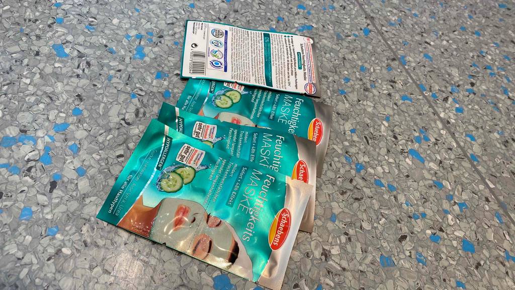 Feuchtigkeitsmaske im Test: vier gleiche Feuchtigkeitsmasken auf einem Boden liegend.