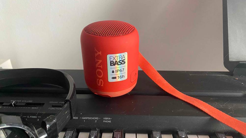 Ein getesteter Lautsprecher steht auf einem Keyboard.