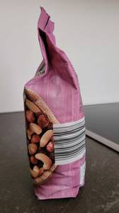 Seitenansicht einer verschlossenen Studentenfutter-Packung.