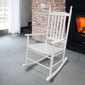 Schaukelstuhl-Test: Ein klassischer weißer Holz-Schaukelstuhl vor einem Kamin.