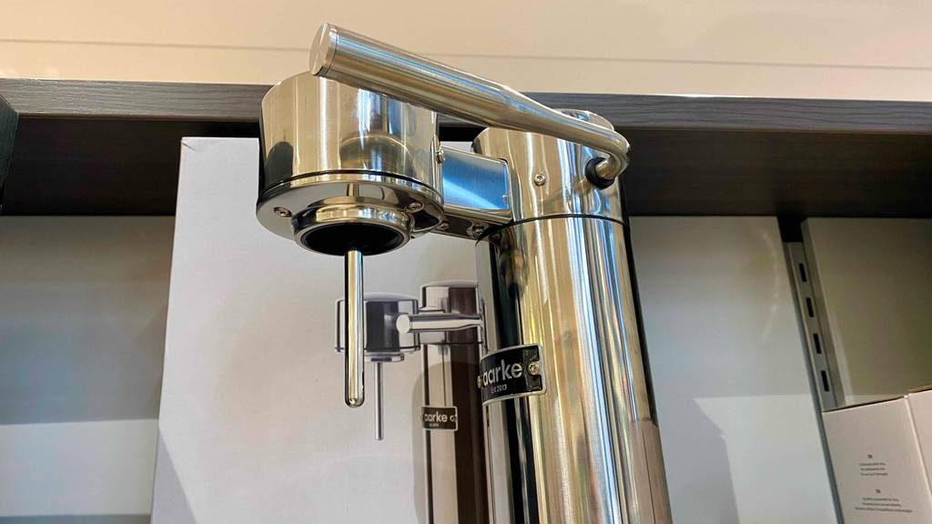 Der Hebel eines getesteten Wasserspenders im Fokus.
