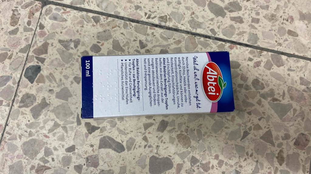 Baldrian getestet: Eine Packung liegt mit der Rückseite nach oben auf einem Steinboden