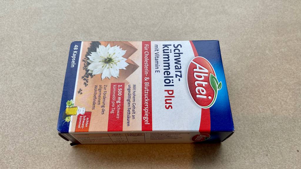 Schwarzkümmelöl-Kapseln getestet: Eine Packung Kapseln liegt auf einer hellen Oberfläche