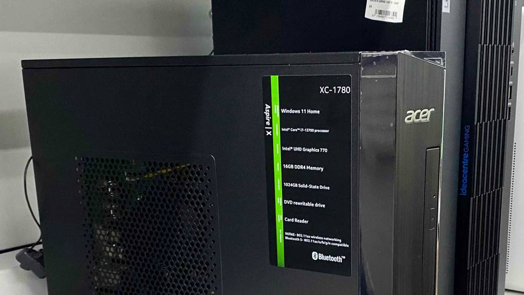 Nahaufnahme des Etiketts, das auf dem getesteten Desktop-PCs-i7 geklebt ist, worauf Produktinformationen ersichtlich sind.