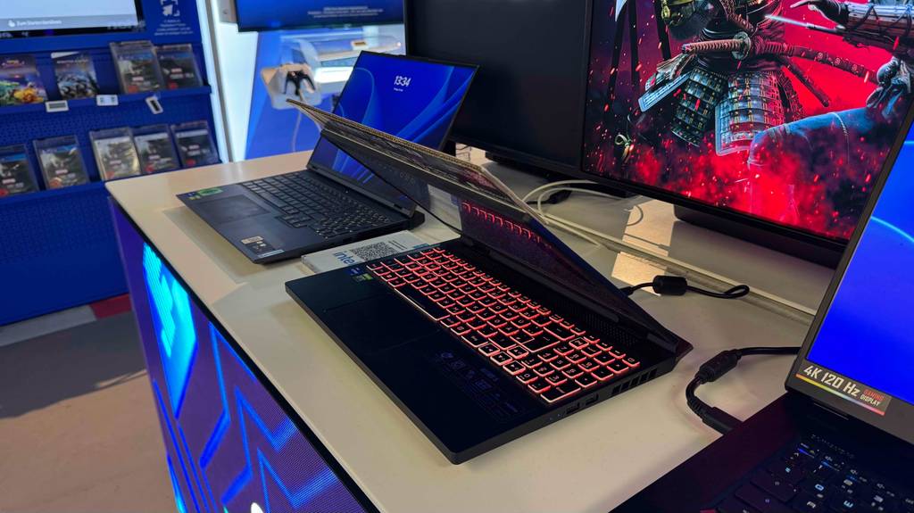 Der Acer-Gaming-Laptop im Test steht neben einem weiteren Laptop auf einem Ausstellungstisch.
