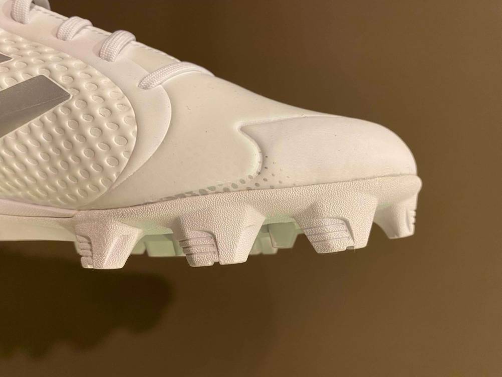 Fußballschuhe-Damen-Test: weißer Fußballschuh für Damen von der Seite.