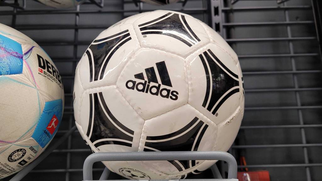 Der getestete Adidas-Fußball mit der Markenaufschrift im Fokus.