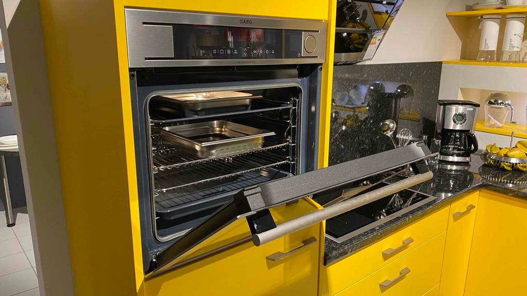 Backofen mit Dampfgarer getestet: ein geöffneter Backofen mit Dampfgarer.