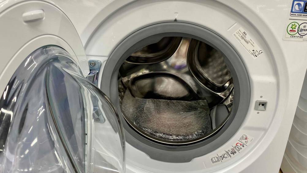 AEG-Waschtrockner im Test: Geöffnete Waschtrommel mit Blick ins Innere