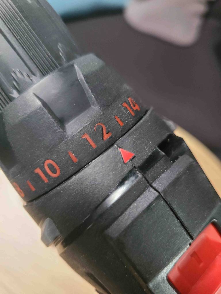 Detailansicht des Einstellrads für das Drehmoment an einem getesteten 12V-Akkuschrauber.