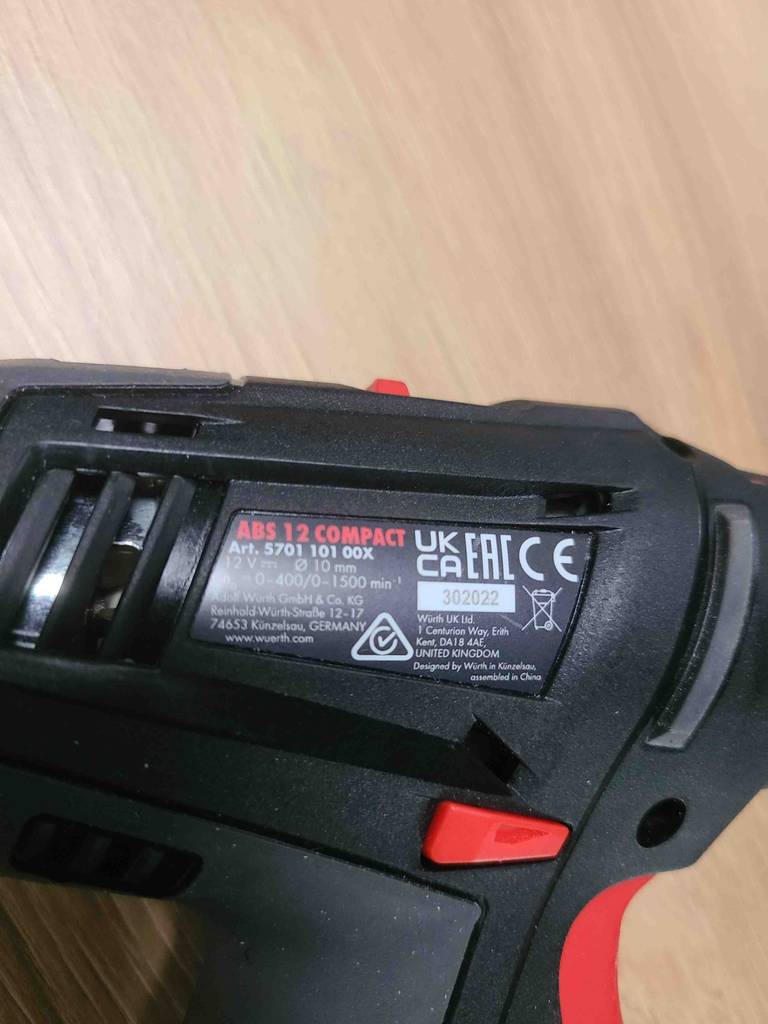 Detailansicht des Produktetiketts auf dem getesteten 12V-Akkuschrauber der Marke Würth.